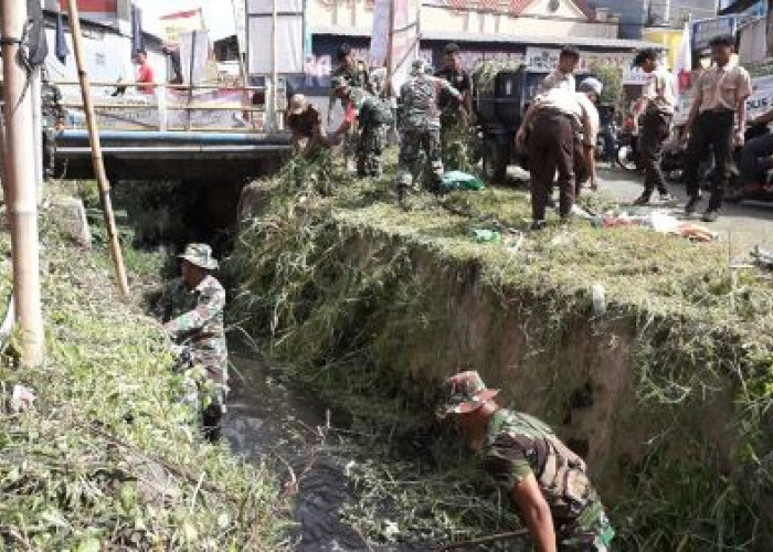 Kodim Pekalongan Bersama Komponen Masyarakat Bersih-bersih Pasar Kedungwuni