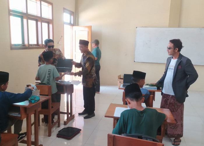 Bantuan Laptop dan Buku Perpustakaan ke SMP Darul Ilmi Boarding School