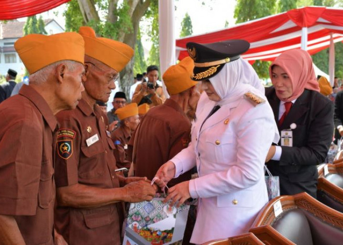 Peringati Hari Kemerdekaan RI Ke-78, Pemkab Pekalongan Salurkan Tali Asih Kepada Veteran Pejuang Kemerdekaan