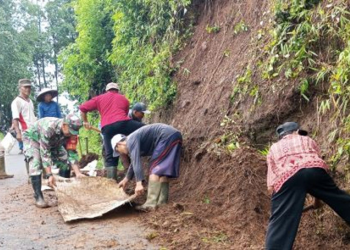 Babinsa Koramil Kandangserang Bersama Warga Desa Wangkelang Bersihkan Jalan Antar Desa 