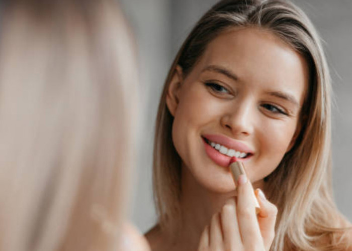 5 Lipstik untuk Bibir Hitam Menahun dan Kering, Tetap Awet Saat Makan dan Minum