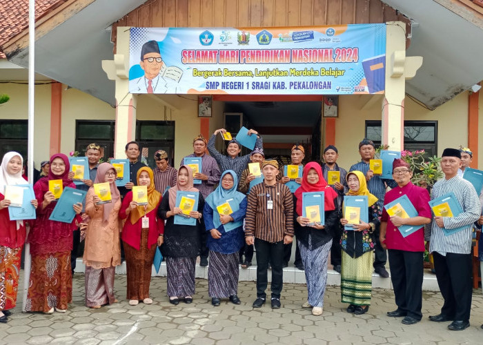 Kado Hardiknas, SMPN 1 Sragi Launching Buku karya Guru