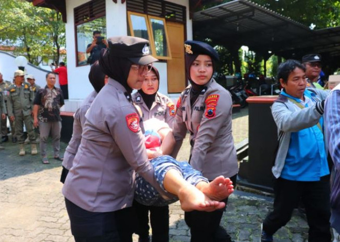 Peserta Aksi Buruh di DPRD Kabupaten Pekalongan Nyaris Pingsan, Ini Reaksi Polwan Polres Pekalongan