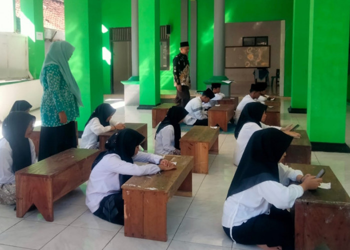 Santri Go Digital, UAN PK PPS di Batang Gunakan HP sebagai Media Ujian