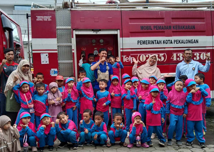 Sirine Berbunyi di Depan Siswa-Siswi TKIT Ulul Albab 2 Kota Pekalongan: Kunjungan ke Pemadam Kebakaran