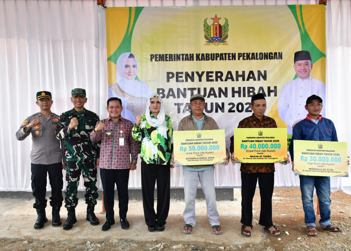 Bupati Pekalongan Fadia Arafiq Serahkan Bantuan Hibah untuk 3 Mushola di Paninggaran