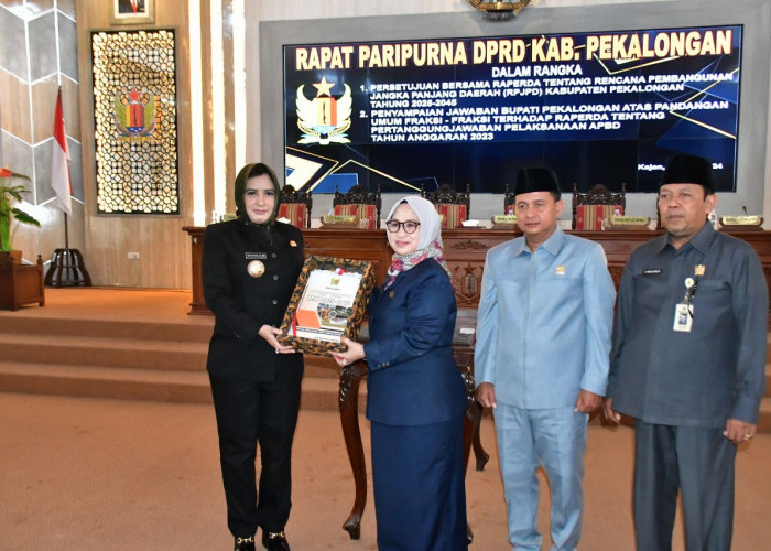 Bupati Fadia Arafiq dan DPRD Kabupaten Pekalongan Setujui Raperda RPJPD Tahun 2025 - 2045