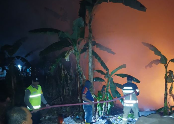 Bakar Sampah Tanpa Pengawasan, Lahan Bantaran Kali Sragi Baru Sempat Membara Tengah Malam