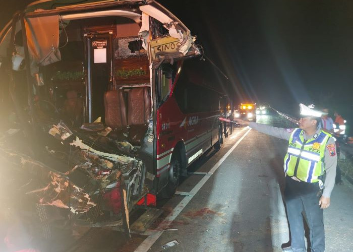 Diduga Microsleep, Bus Agra Mas Tabrak Truk Tronton di Tol Pekalongan, Kernet Tewas, 3 Luka-luka