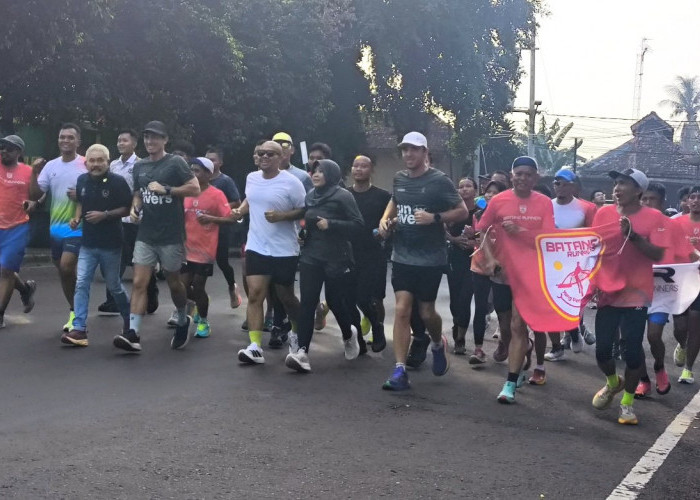 Bupati Faiz beserta Istri Lari 5 Km Bersama Batang Runner dan Tiga Pelari Asing untuk Misi Lingkungan