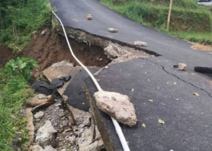 Jalan Bodas–Klesem di Kandangserang Ambles ke Jurang, Mobil Tak Bisa Lewat