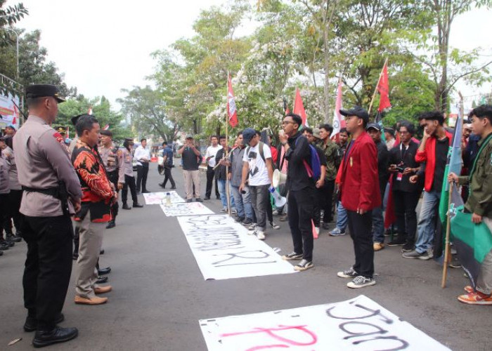 Berharap Kabupaten Pekalongan Tak Lawan Kotak Kosong di Pilkada 2024, Elemen Mahasiswa Geruduk Gedung Dewan