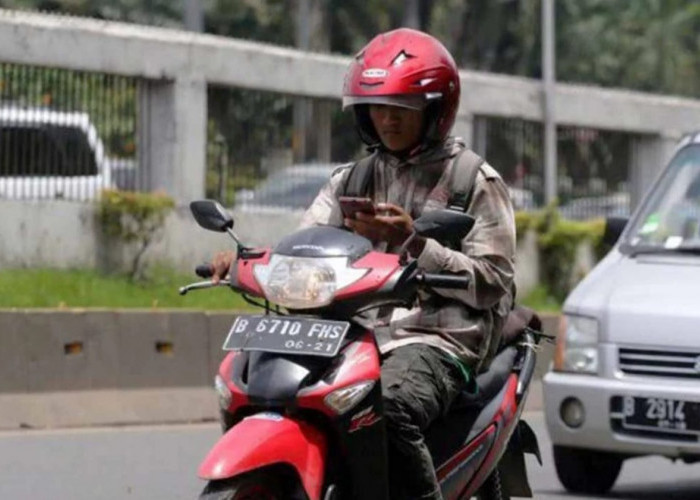 #Cari_Aman Gunakan Ponsel Saat Berkendara Di Jalan Raya 