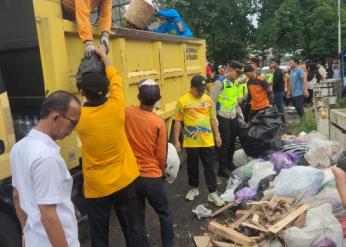 Sampah Menggunung di Jembatan Pasar Kajen, Kapolres Dan Wabup Pekalongan Turun Tangan! Gerakan ASRI Dimulai