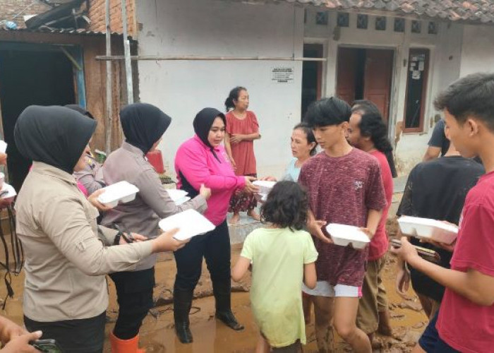 Korban Banjir di Pekalongan Belum Bisa Masak, Polsek Kedungwuni Buka Dapur Umum