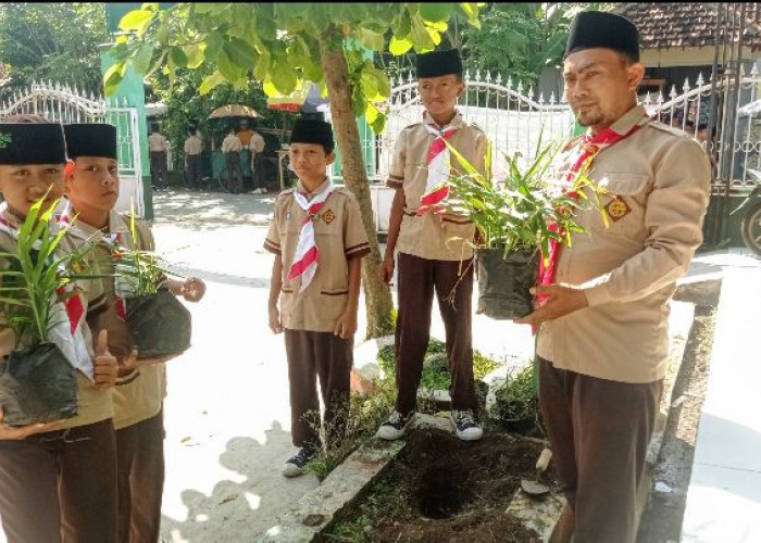 Peringati Hari Bumi ke-55, Gudep MI Salafiyah Pandanarum Tanam Tanaman TOGA