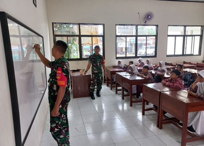 Babinsa Koramil Bojong Ngajar Matematika Metode Gasing di SDN 1 Wiroditan