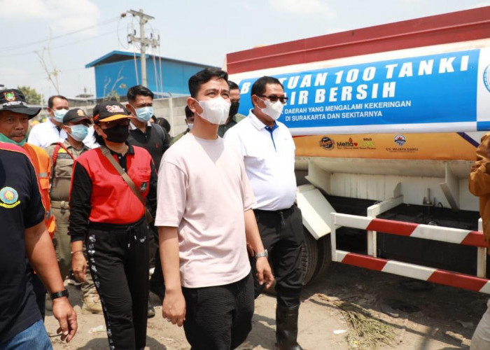 Pj Gubernur Jateng dan Gibran Tinjau Lokasi TPA Putri Cempo, Siapkan Water Booming Percepat Pemadaman 