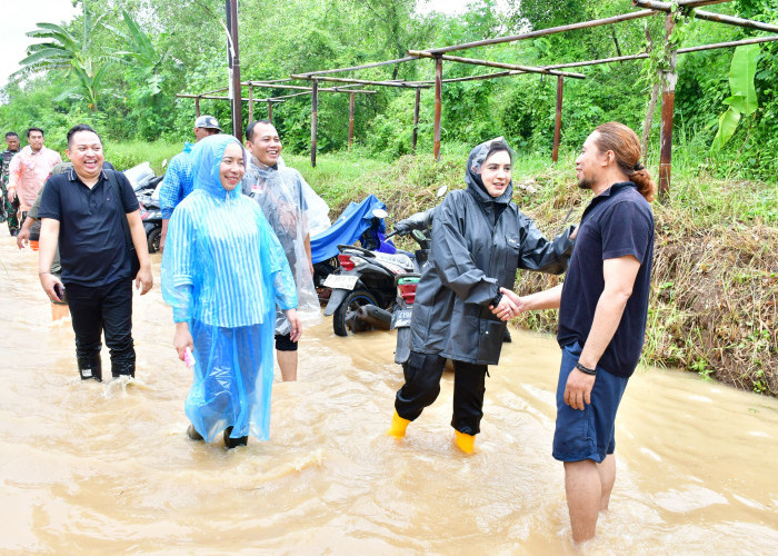 Bupati Pekalongan Fadia Arafiq Tinjau Langsung Lokasi Banjir di Tirto, Pastikan Kebutuhan Warga Terpenuhi