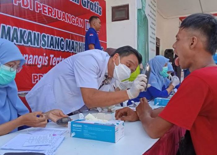 Warga Membludak! Pengobatan Gratis di Kantor PDIP Kabupaten Pekalongan Banjir Peminat