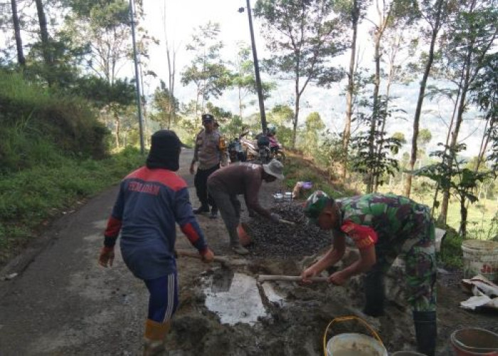 Rawan Kecelakaan, Babinsa Kandangserang Gotong-royong Bersama Warga Garungwiyoro Perbaiki Jalan Rusak 