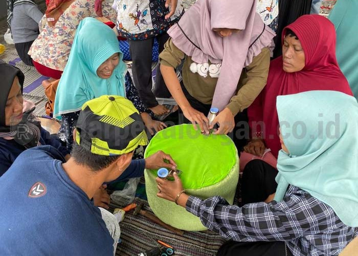  KB Ribathul Mubtadiin Ajak Ortu Kreasikan Kursi dari Sampah Botol Plastik 