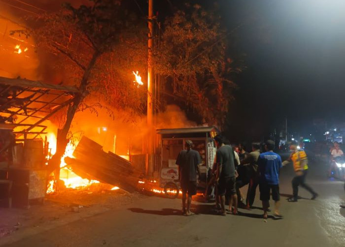 Warung di Sragi Terbakar, Diduga Akibat Korsleting Listrik