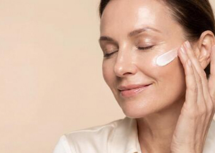 4 Sunscreen untuk Usia 50 Tahun Ke Atas Terbaik, Bikin Wajah Awet Muda