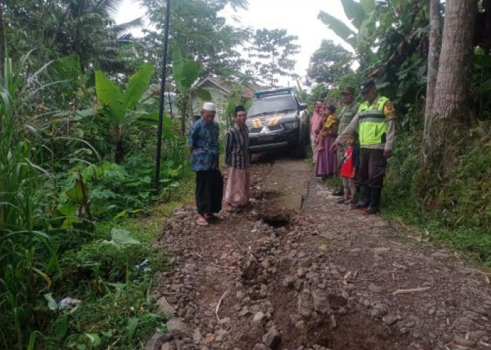 Awas! Tanah Gerak Ancam Desa Trajumas, Rekahan Sepanjang 150 Meter Membelah Jalan Utama Trajumas-Bodas