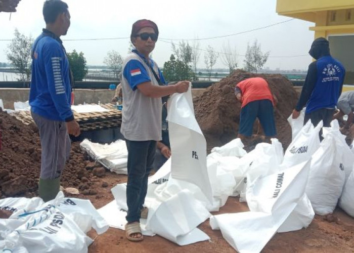 Tanggul Sungai Meduri di Desa Jeruksari Pekalongan Jebol, Pemukiman Banjir, 3 TPS Direlokasi