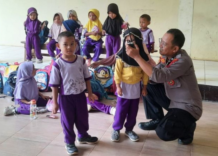 Polisi Sahabat Anak Polsek Karangdadap, 30 Anak Paud Rohman Rohim Desa Kebonsari Patroli Bareng Polisi