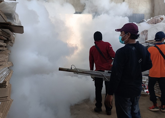 Amankan Logistik, KPU Batang Semprot Gudang dengan Insektisida