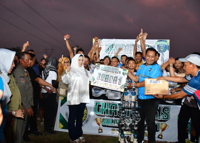 Bupati Fadia Arafiq Serahkan Piala di Final Salakbrojo Cup I Kedungwuni