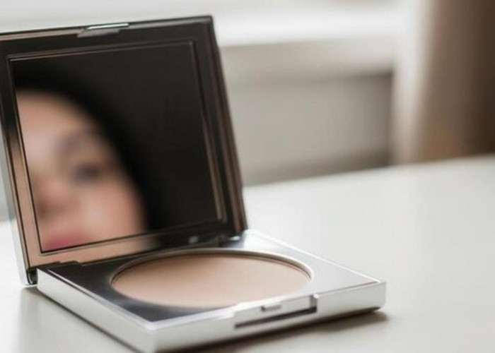 4 Merk Bedak yang Bagus dan Tahan Lama untuk Wajah Mudah Berkeringat