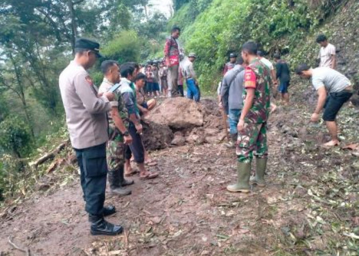 Warga dan Petugas Gabungan Kerja Bakti, Jalur Lambur-Wangkelang Sudah Bisa Dilalui Kendaraan