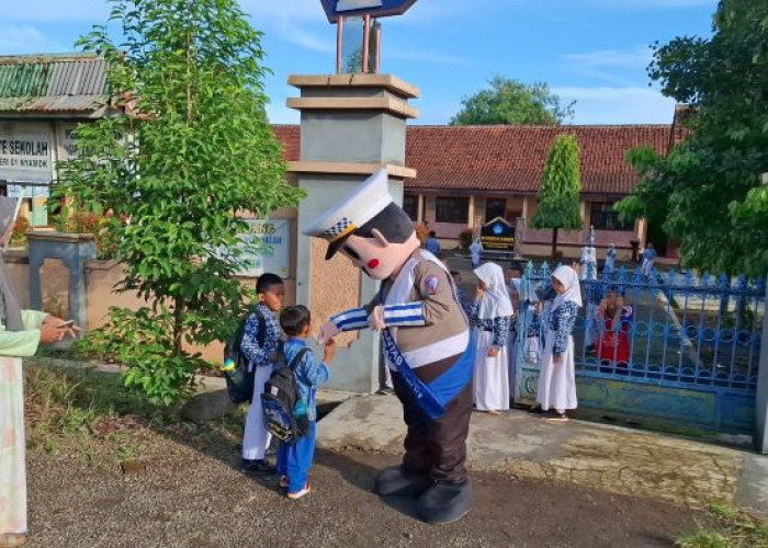 Badut Zebra Si Polin Satlantas Polres Pekalongan Hadir di SDN 01 Nyamok