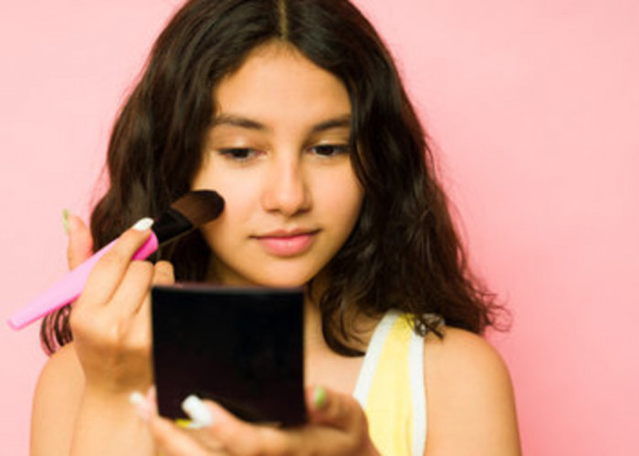 5 Bedak Remaja yang Bikin Glowing dan Anti Menor di Wajah