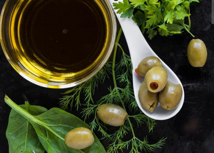 4 Khasiat Penting Olive Oil untuk Kecantikan Wajah Agar Bebas Penuaan Dini