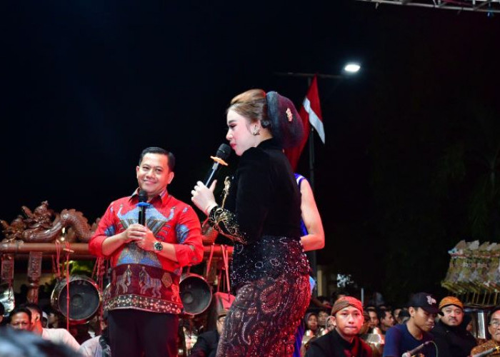 Kajen Menggila! Lautan Manusia Padati Alun-Alun Kajen, Nikmati Pagelaran Wayang dengan Artis Niken Sailindri