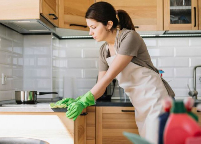 Langsung Kinclong! Ini Dia Tips Membersihkan Dapur Secara Cepat dan Efektif dari Noda Minyak yang Membandel