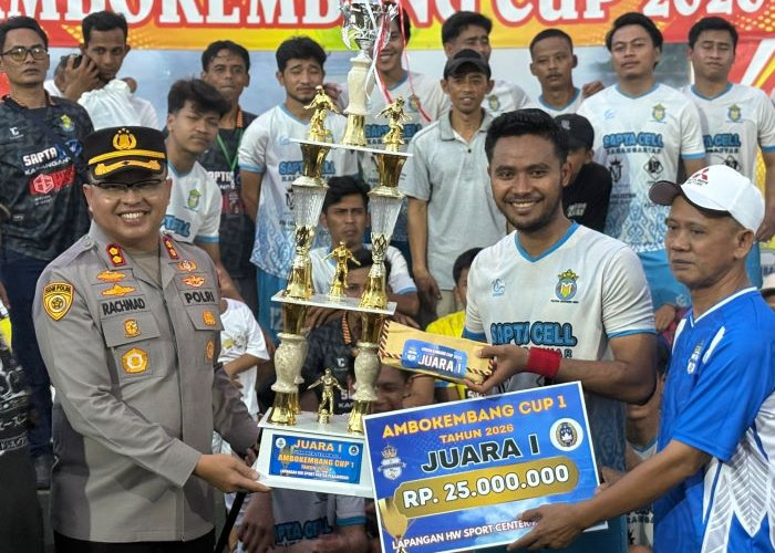 PSPM Lambanggelun Juara Ambokembang Cup I 2026, Kapolres Pekalongan Serahkan Piala