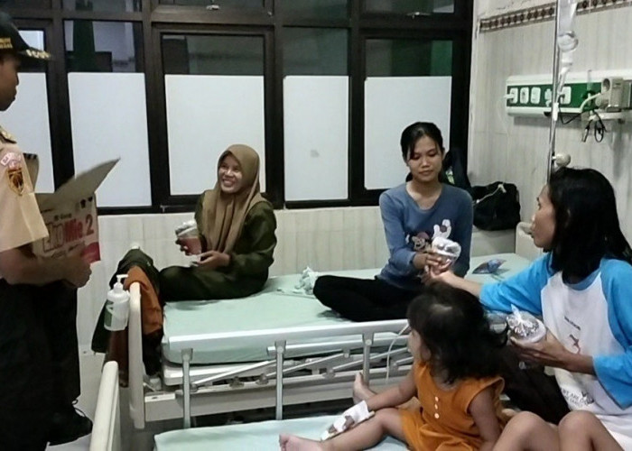Berkah Ramadan, Penunggu Pasien di RSUD Batang Dapat Takjil dari Kwarran Pramuka Batang 