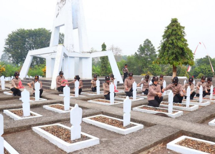 Polwan Polres Pekalongan Gelar Upacara Ziarah dan Tabur Bunga di Taman Makam Pahlawan Bhakti Wiratama Bojong 