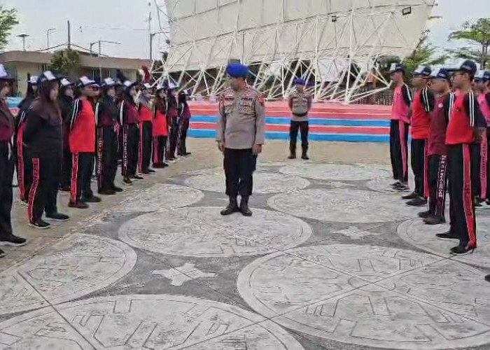 Personel Ditpolairud Polda Jateng Latih Siswa SMPN 3 Kota Pekalongan Dasar PBB