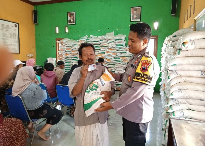 Bhabinkamtibmas Polsek Kedungwuni Pantau Distribusi Beras Bantuan Pangan Pemerintah, Pastikan Berjalan Aman