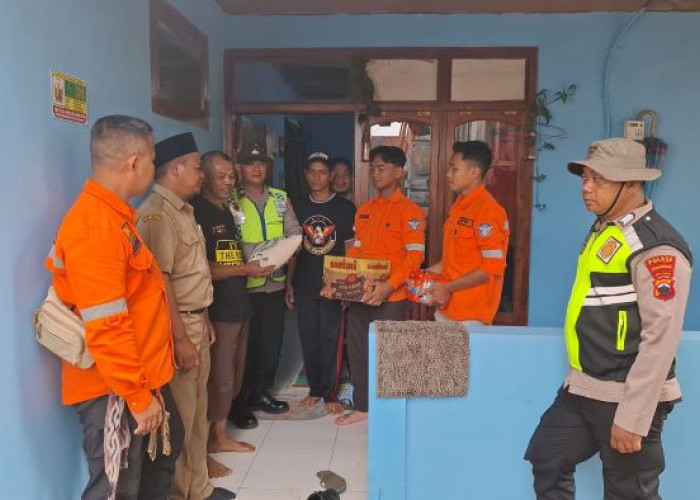 Warga Terdampak Longsor di Paninggaran Terima Bantuan Sembako