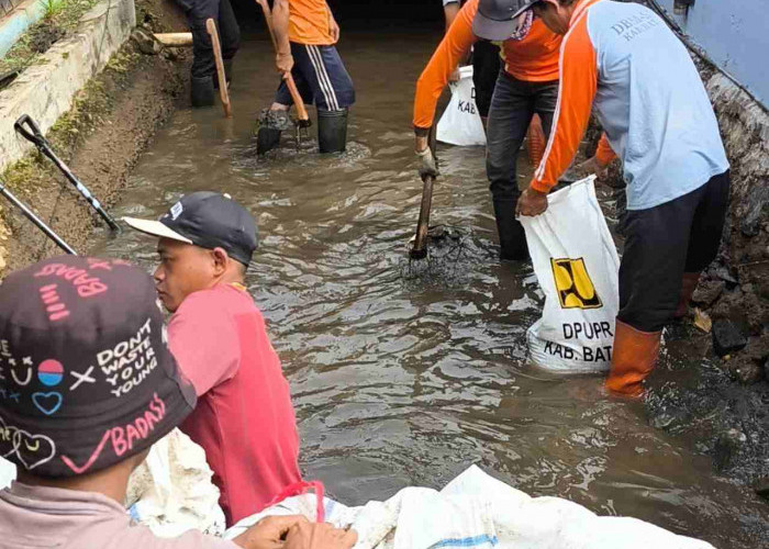 Lintas OPD Pemkab Batang Gerak Cepat Normalisasi Saluran Pasca-Banjir, 80 Personel Gabungan Diterjunkan 