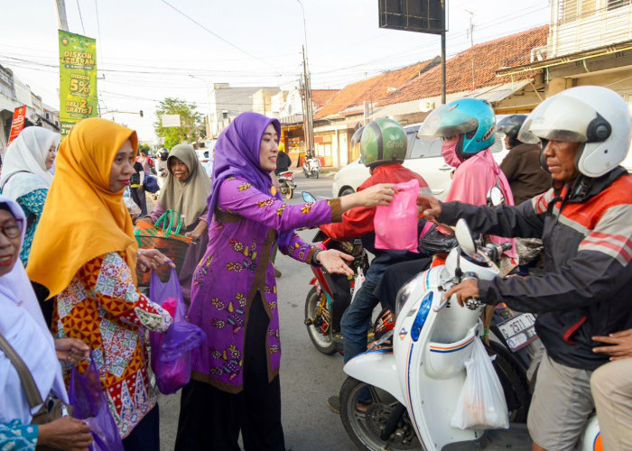 Pererat Silaturahmi, Bunda PAUD Inggit Soraya Ikuti Kajian Ramadan dan Bagi-bagi Takjil di Pekalongan