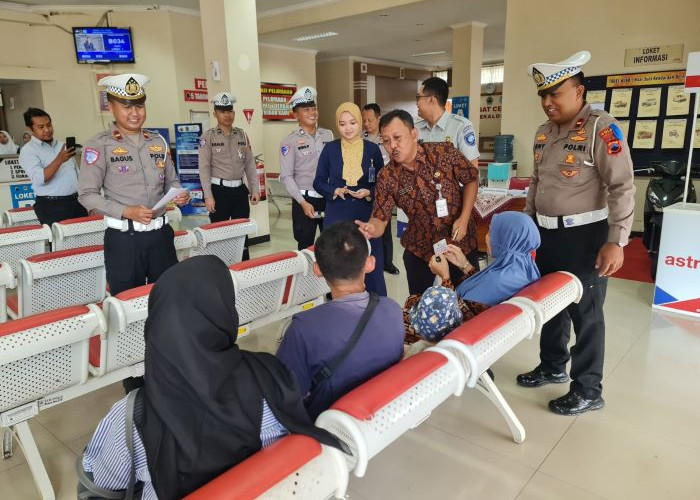 Polisi Sosialisasi Operasi Zebra Candi 2024 di Samsat Kabupaten Pekalongan