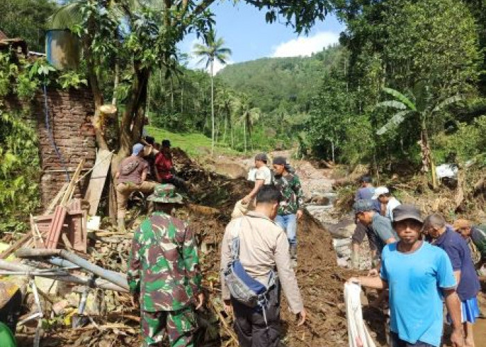 TNI-Polri, BPBD dan Warga Bergerak Cepat Atasi Banjir Bah di Lebakbarang Pekalongan
